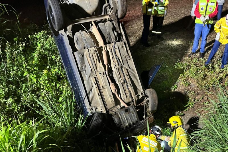 carro em que estava o motorista de 27 anos caído no buraco após sair da pista em SC