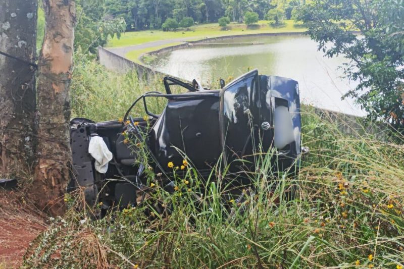 Carro fica destruído e motorista morre após bater em árvore em Chapecó