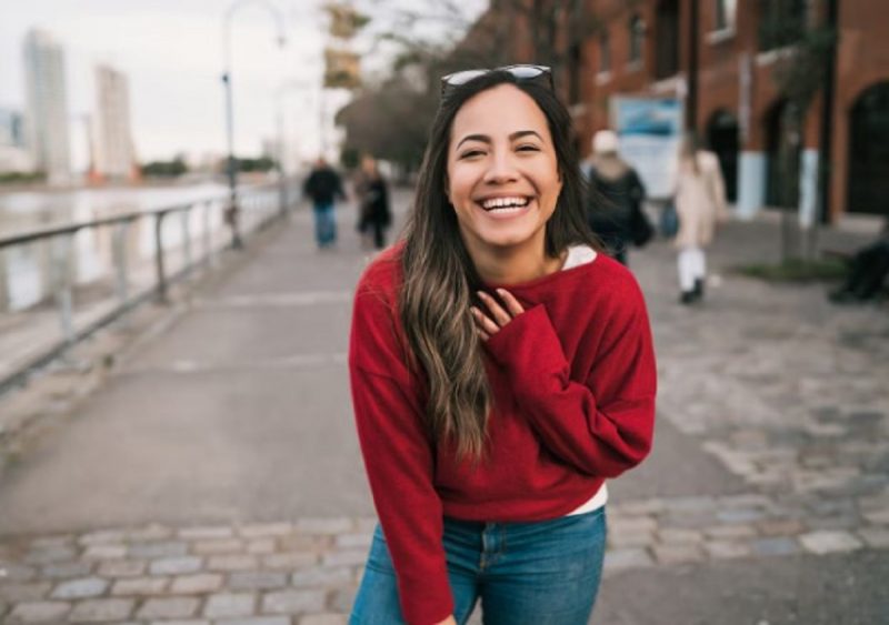 na foto, mulher aparece e consegue sorrir para todo mundo por estar feliz