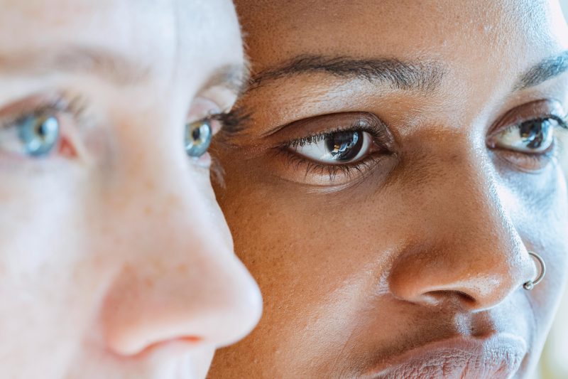 Duas mulheres sem maquiagem olhando para o horizonte