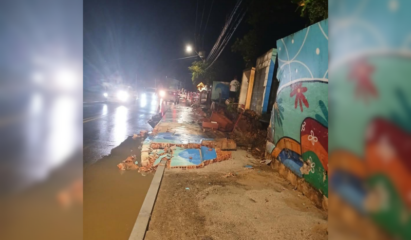 Muro de escola desabou sobre a calçada após tempestade em Florianópolis - Foto: Reprodução/ND