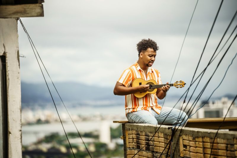 Cantor Natamn Severino canta a música "Nas Alturas" em morro de Florianópolis