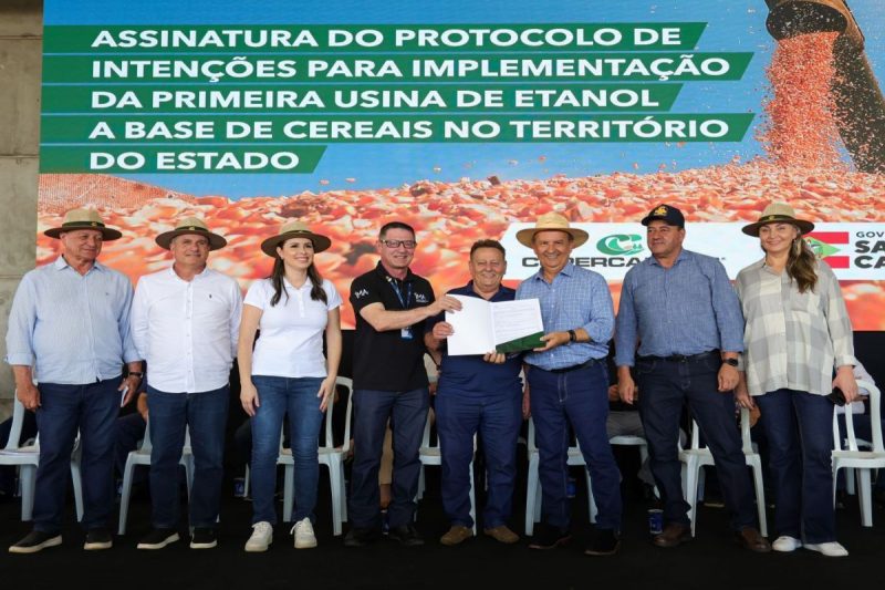 valdir colatto, altair silva, caroline de toni, jorginho mello, daniela reinehr na entrega do protocolo de intenções da usina de etanol