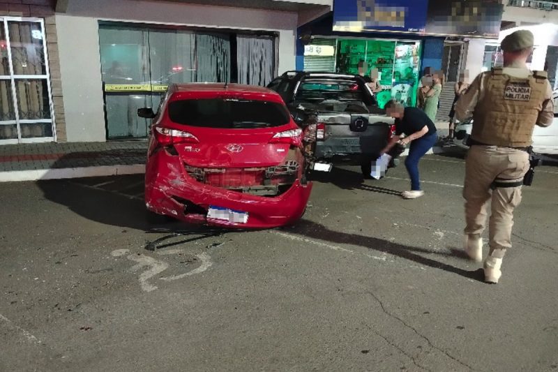 carro sem freio atingiu veículos estacionados