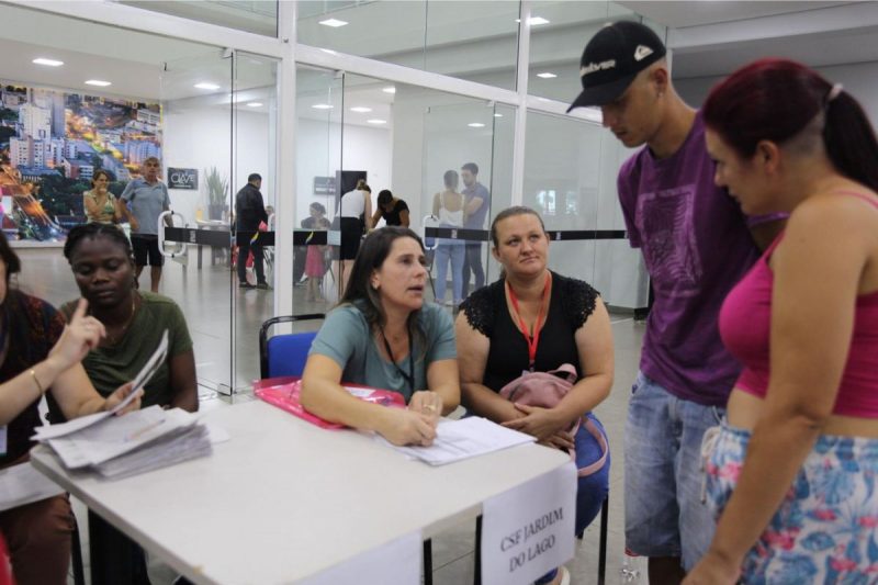 pessoas na fila do mutirão de exames