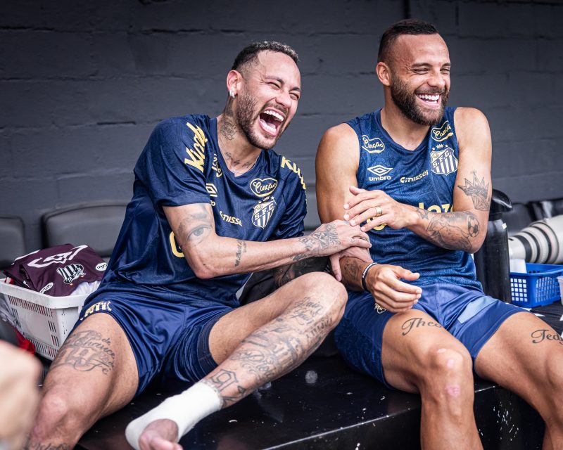 Neymar e Guilherme durante treino do Santos