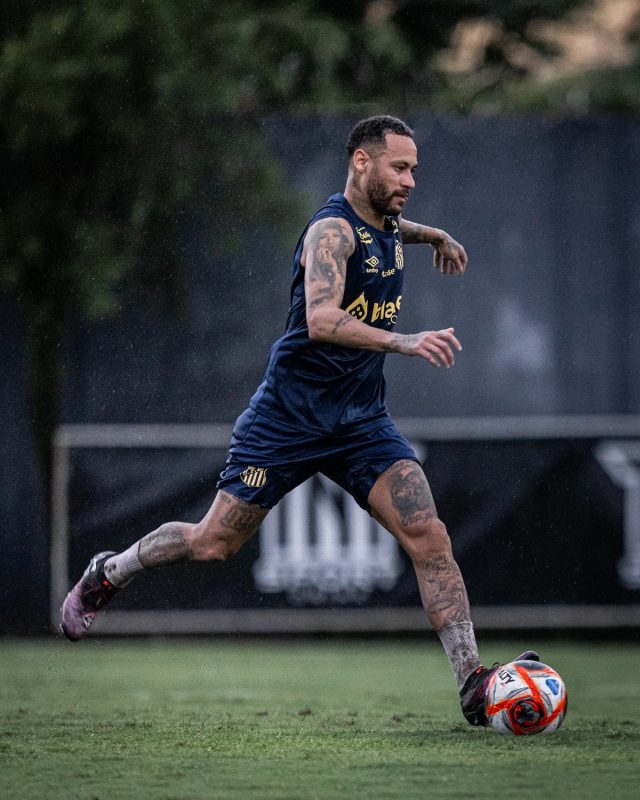 Neymar se prepara para chutar a bola em treino do Santos