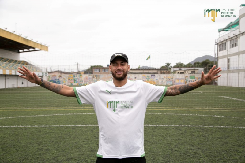 Neymar em campo localizado no Instituto Neymar Jr