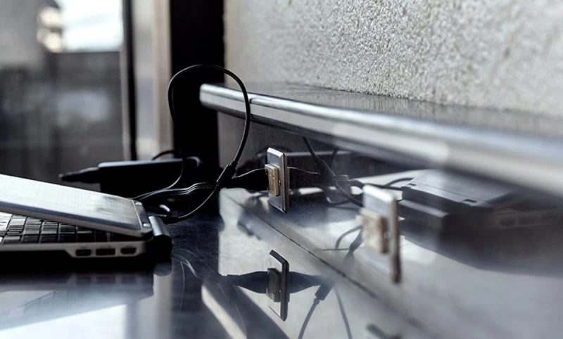 Bateria do notebook carregando na tomada