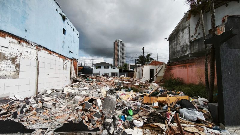 Demolição de 6 casas para construção de nova avenida em Balneário Camboriú