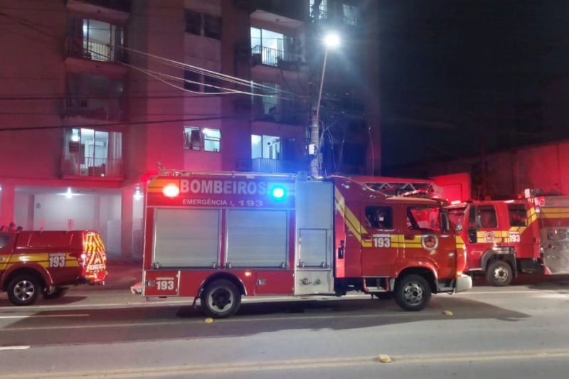 Corpo de bombeiros chega no local do incêndio que atingiu vários apartamentos em Blumenau