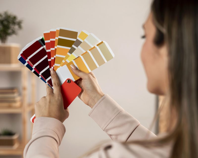 Mulher escolhendo as cores para pintar a casa 