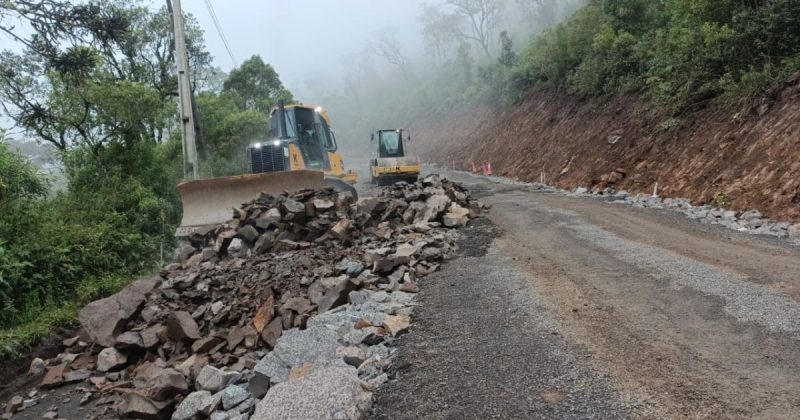 Máquinas trabalhando na Serra do Corvo Branco