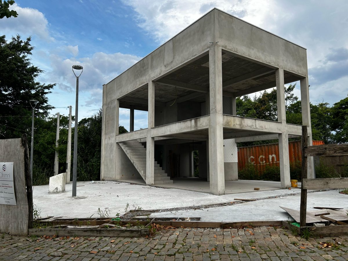 Obras no Morro da Cruz, em Itajaí, atrasam mais de 1 ano devido a beirais de janelas - Portais
