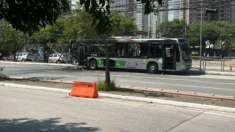 Ônibus foi atingido por pedaços da aeronave, que se partiu após a queda