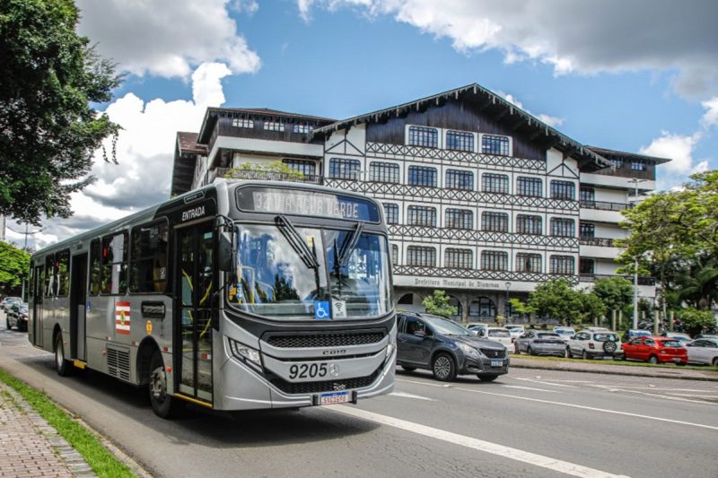 A imagem mostra um dos ônibus da frota de transporte coletivo na cidade de Blumenau