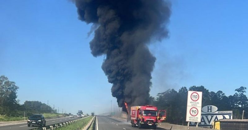 Enorme nuvem de fumaça após incêndio em ônibus de turismo na BR-101