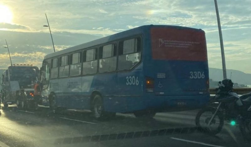 Ônibus quebra na Ponte Pedro Ivo Campos, em Florianópolis