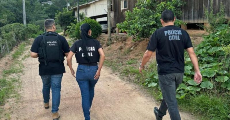 Policiais cumprindo mandados de operação contra armazenamento de abuso sexual infantil 