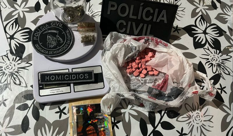 Drogas e balança de precisão foram apreendidas pela Polícia Civil