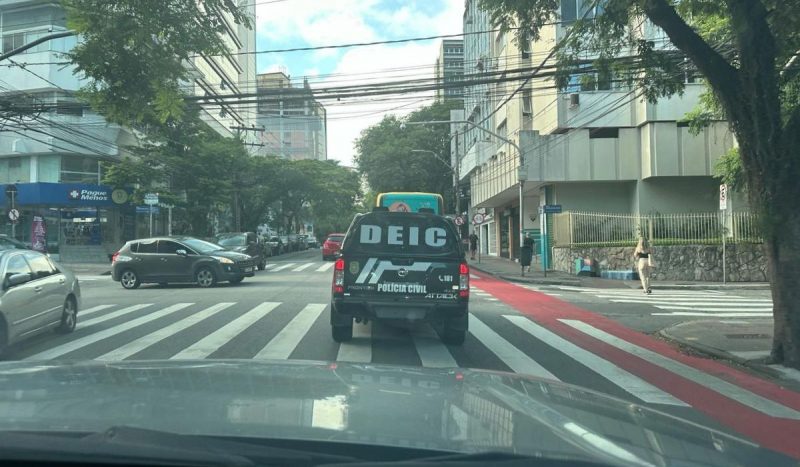 Viatura da polícia civil durante operação em Florianópolis