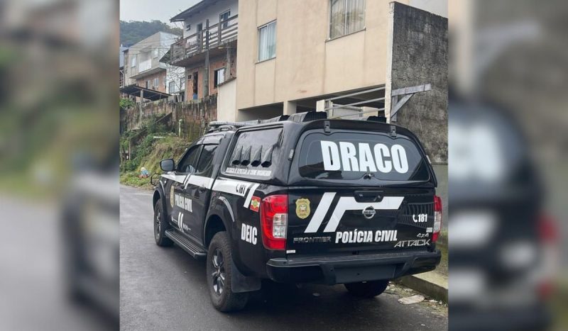 Viatura da Polícia Civil em frente à prédio residencial