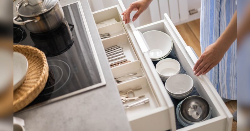 Pessoa limpando armários da cozinha