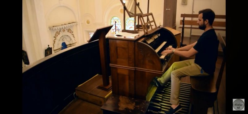 Organista volunt&aacute;rio, Lucas Zunino acompanhou e denunciou a decad&ecirc;ncia do instrumento musical – Foto: Divulga&ccedil;&atilde;o/ND
