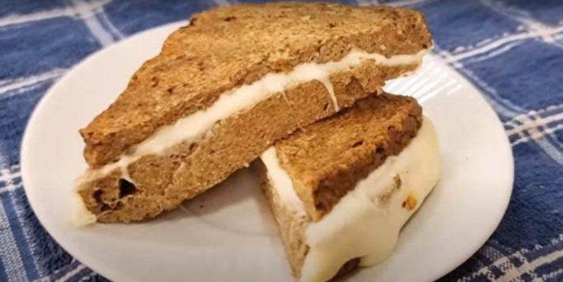 Pão low carb em um prato branco em cima de toalha azul