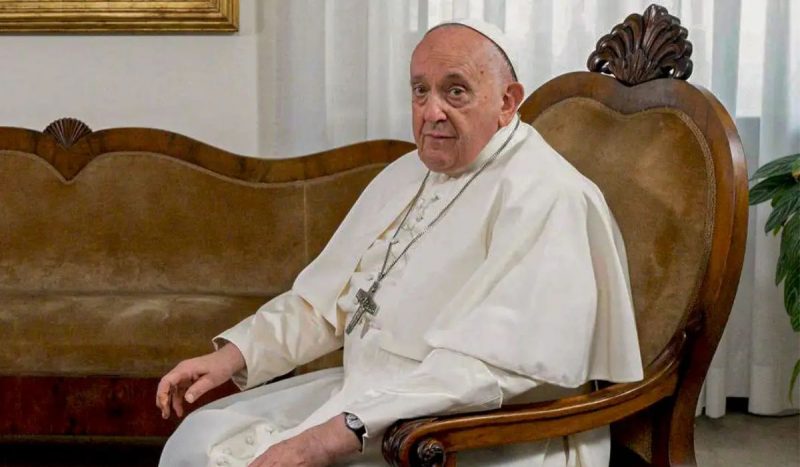 Papa Francisco foi diagnosticado com infecção polimicrobiana das vias respiratórias, informou o Vaticano nesta segunda-feira (17) 