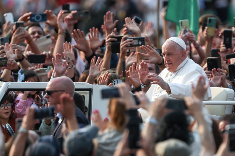 Papa Francisco no meio de uma multidão em Portugal, no ano de 2023