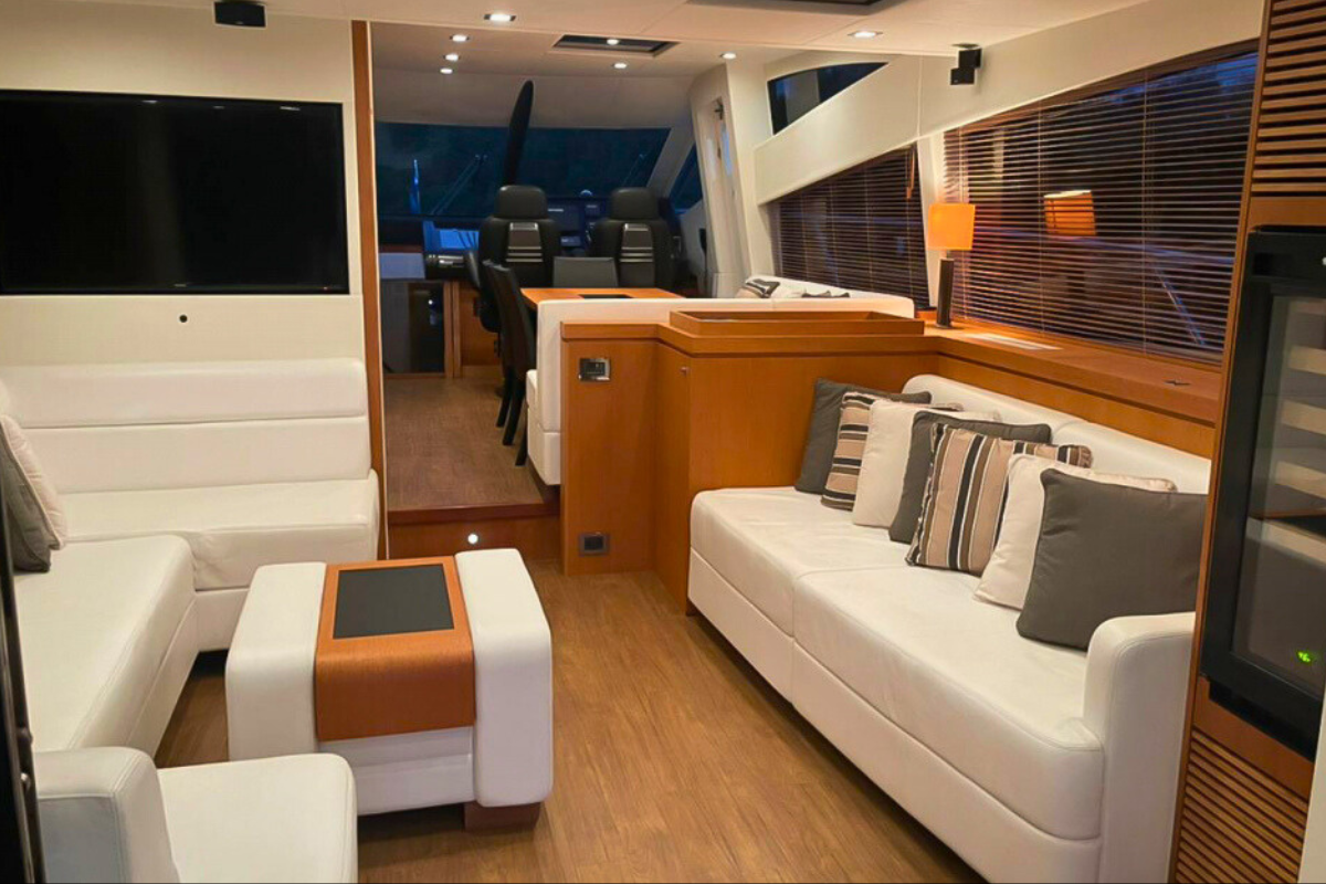 Parte do ambiente interno de uma lancha grande de luxo, em BC - SAFETY YATCHS/Divulgação