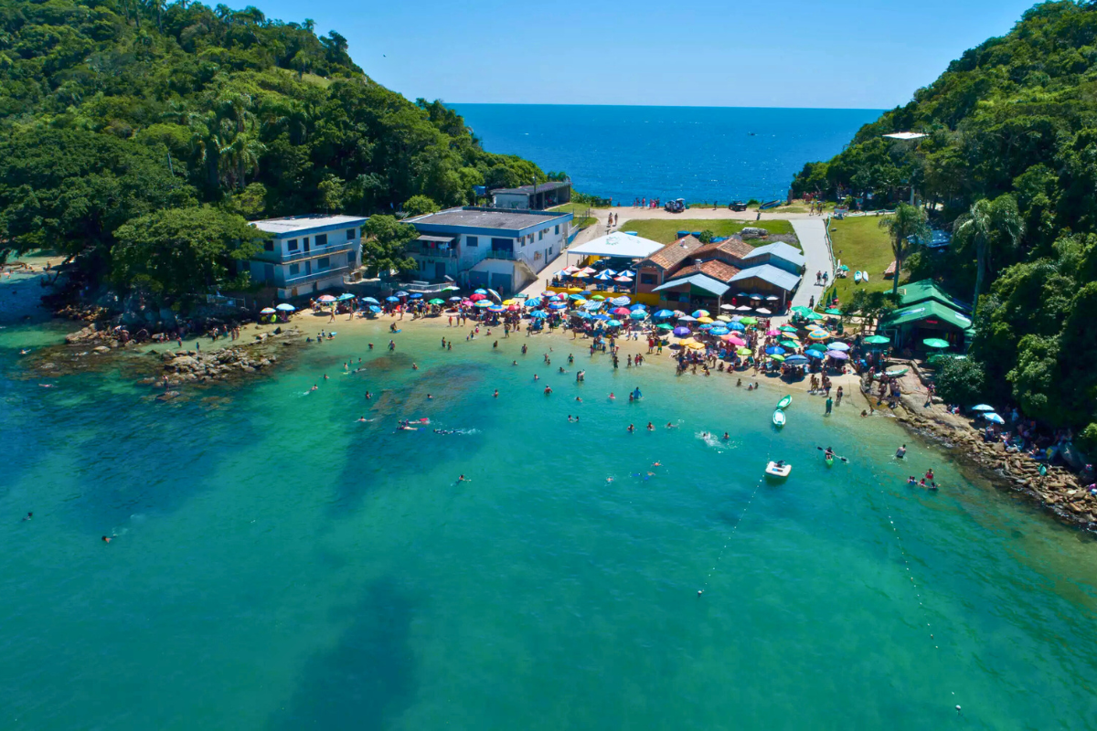 Praia da Sepultura, em Bombinhas, de águas cristalinas é também destino do passeio de lancha em Balneário Camboriú - Setur Bombinhas/Divulgação