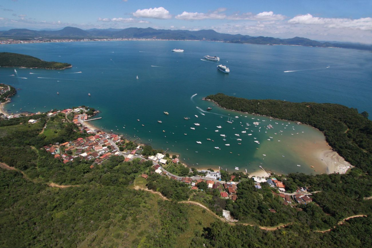 Baía do Caixa D'Aço, na vizinha Porto Belo, é o point da parada de lanchas - Fundação Municipal de Turismo/Divulgação