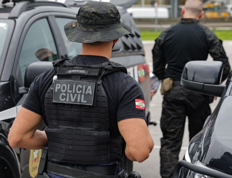 Agentes da Polícia Civil de SC localizaram e prenderam, em Florianópolis, o homem condenado por estuprar a enteada menor de 14 anos em 2007, na Bahia - Foto: Ricardo Wolffenbüttel/Secom SC/Reprodução/ND