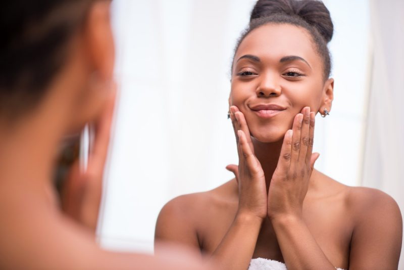 Mulher que não come alimentos que envelhecem a pele