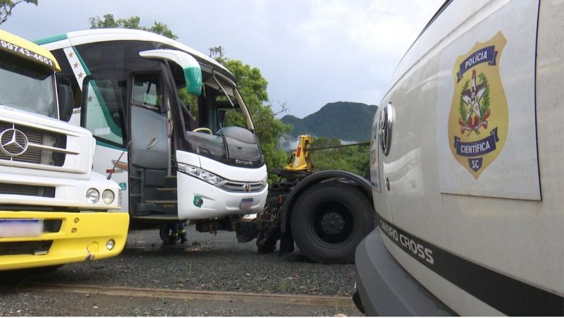 Perícia de ônibus que tombou na Serra Dona Francisca, em Joinville