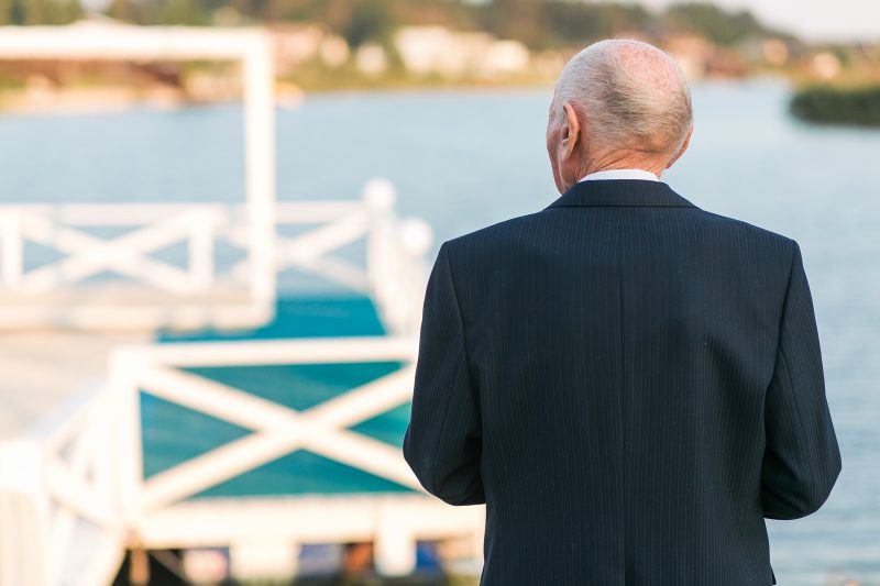 Senhor de idade observando o horizonte