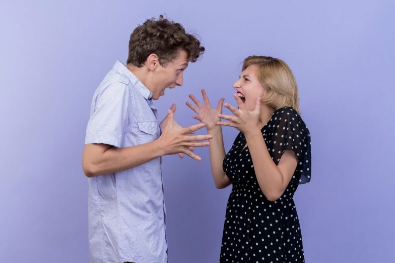 homem e mulher discutindo com raiva homem e mulher discutindo com raiva