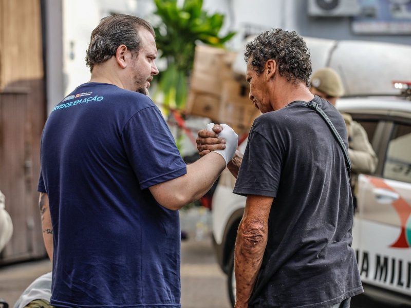 Voluntário auxiliando morador