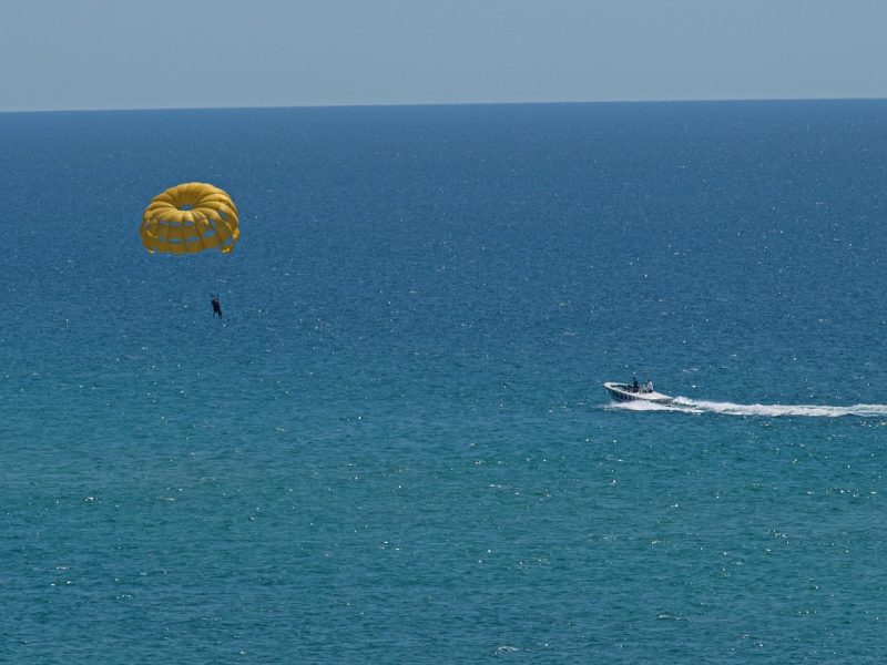 Foto ilustrativa mostra como funciona parasail (paraquedas conectado à barco)