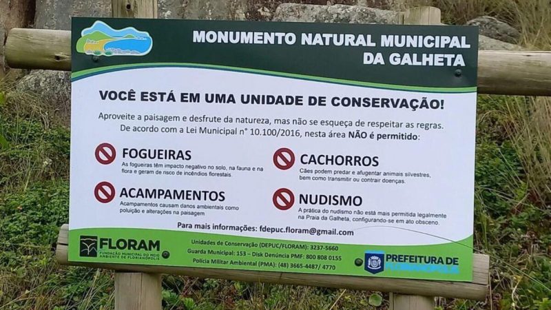 Na Praia da Galheta, há placas alertando sobre a proibição do nudismo - Foto: SMSOP/Reprodução/ND