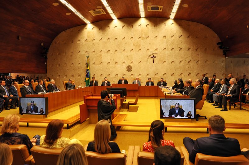 Foto aberta do plenário do STF, com participação dos ministros, e pessoas assistindo uma sessão solene