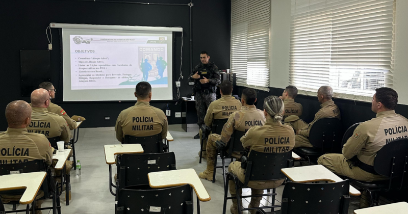 Batalhão da PMSC realiza treinamento em São Paulo, a capacitação inclui teoria e prática de como melhor reagir a emergências no ambiente escolar.