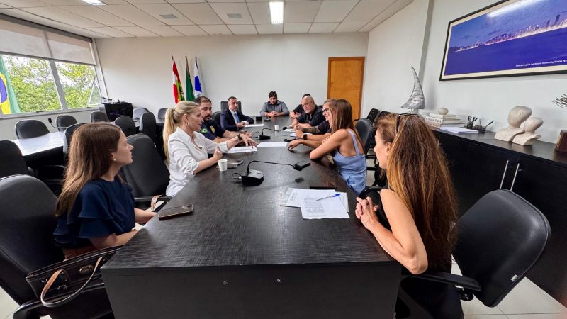 Foto mostra reunião feita após denúncia do MPSC sobre IML precário