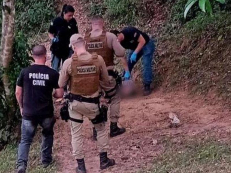 A imagem mostra o local em que o corpo foi encontrado em uma área de mata, em Ituporanga, no Alto Vale do Itajaí