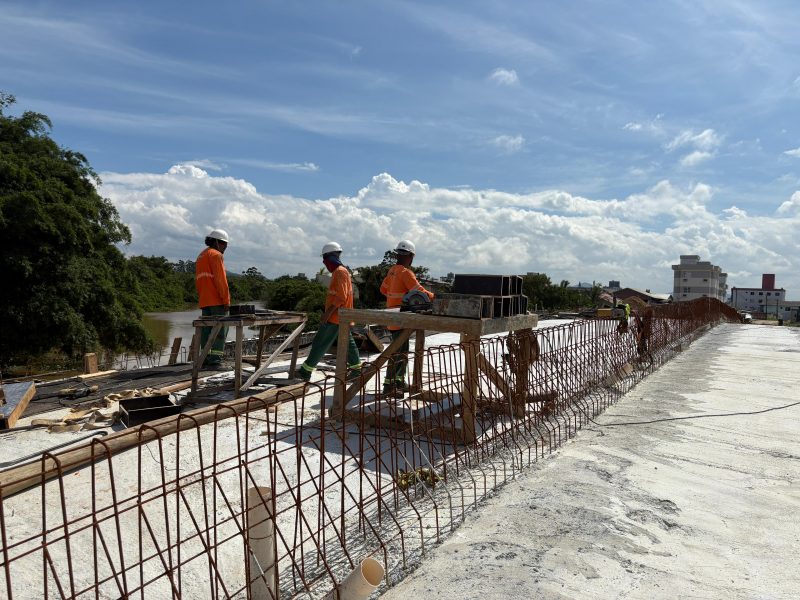 Obra de ponte em Itajaí 