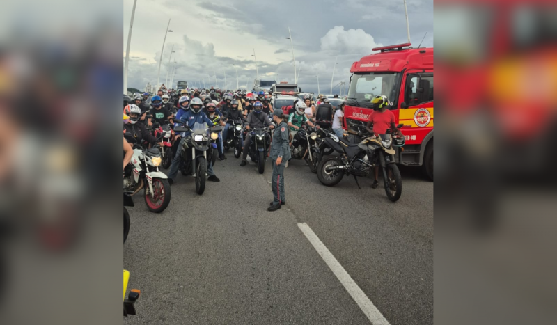 Bombeiros e policiais interditaram a ponte Pedro Ivo Campos para atender ocorrências urgente - Foto: Reprodução/ND