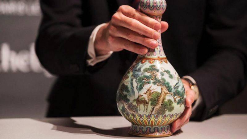 Porcelana chinesa, da mesma época do prato de R$ 30 em brechó