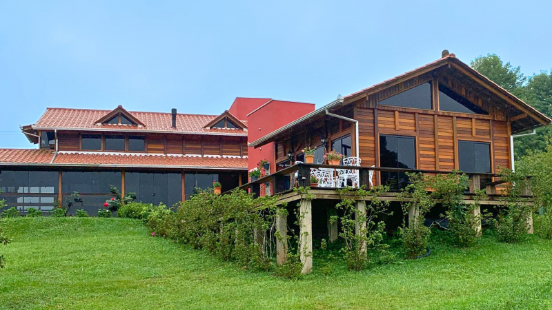 Tendências na arquitetura de casas e móveis de madeira